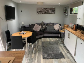 Stunning 2-Bed Cabin in Nantglyn Denbigh